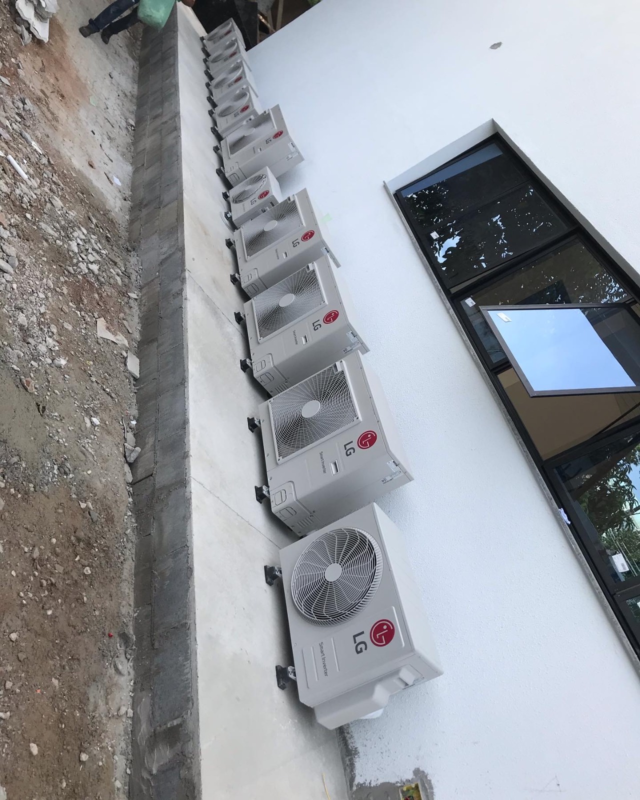 Instalação de múltiplos ar-condicionados em ambiente corporativo